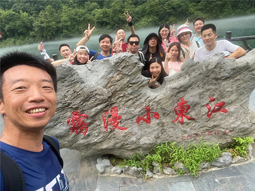 九年風(fēng)雨兼程，九年砥礪前行，云科國(guó)際迎來(lái)了意義非凡的九周年。2024年6月28日組織了為期3天的“福城郴州之旅”團(tuán)建活動(dòng)，在美麗的自然風(fēng)光中，共同感受公司的發(fā)展與壯大